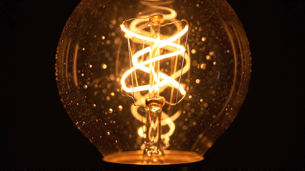 Primo piano di lampadina Edison vintage incandescente con filamento a spirale