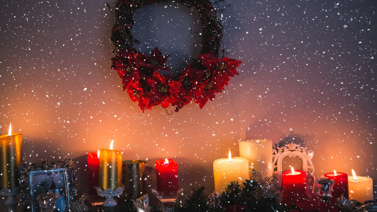 nieve cayendo con velas de navidad