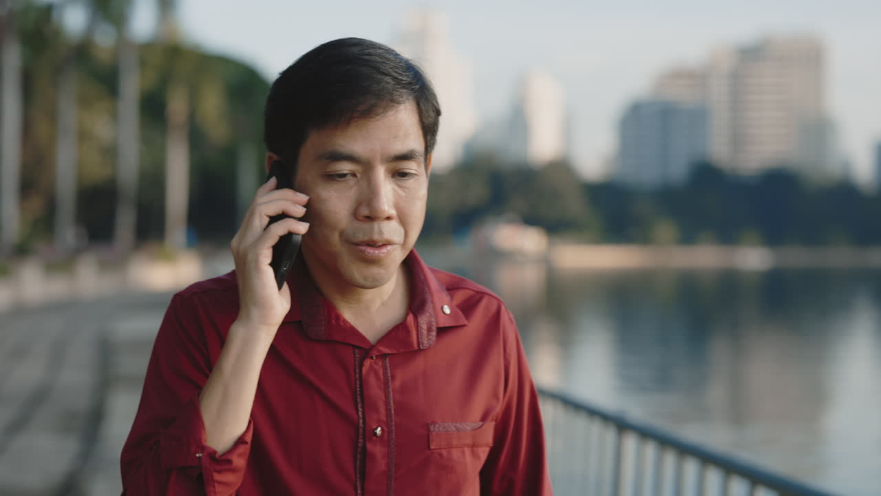 공원에서 전화로 얘기하는 남자