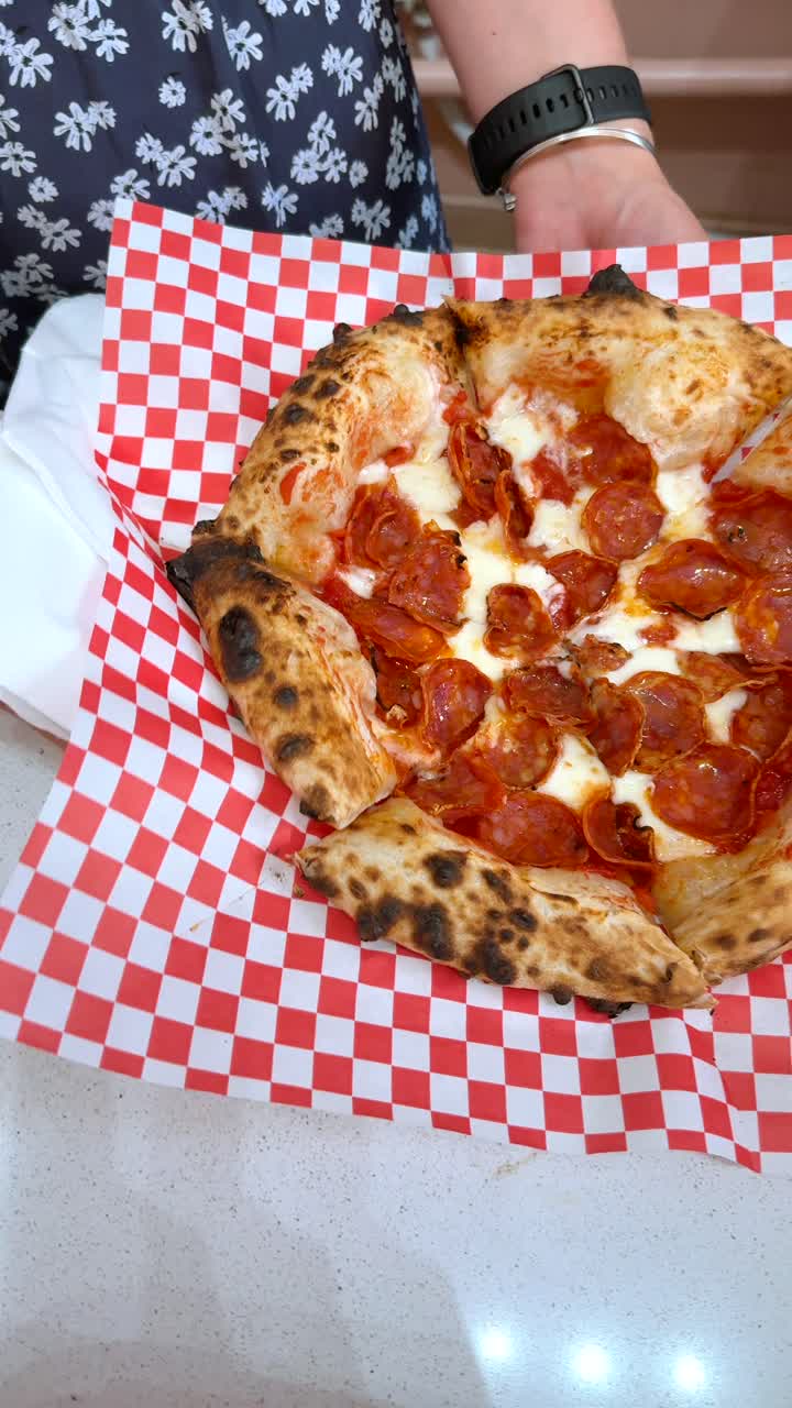 Preparare la pizza ai peperoni