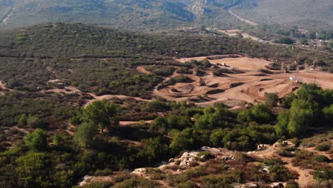 Motociclistas-De-Drones-De-4k-Compitiendo-En-Senderos-Con-Revelaciones-De-Montaña