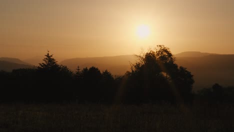 Brillante-Amanecer-Sobre-El-Paisaje-Del-Valle-Galés-Con-Césped-De-Parque-Y-Siluetas-De-árboles