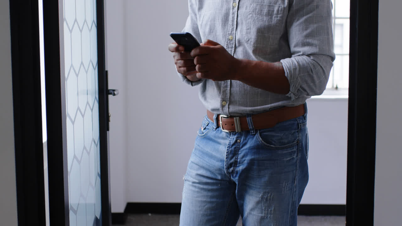 Uomo d'affari che usa il cellulare in ufficio 4k