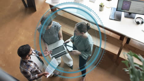 animación de iconos digitales y procesamiento de datos sobre diversas personas de negocios en la oficina