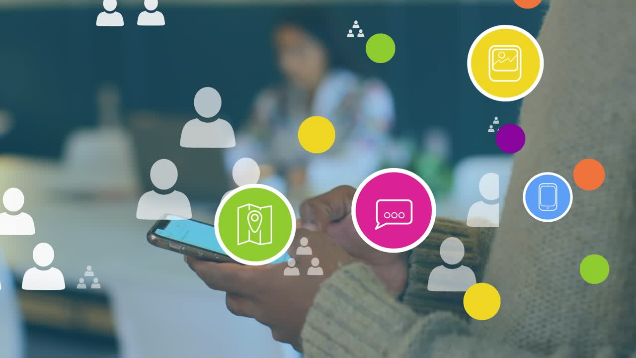 animación del procesamiento de datos sobre un hombre biracial usando un teléfono inteligente