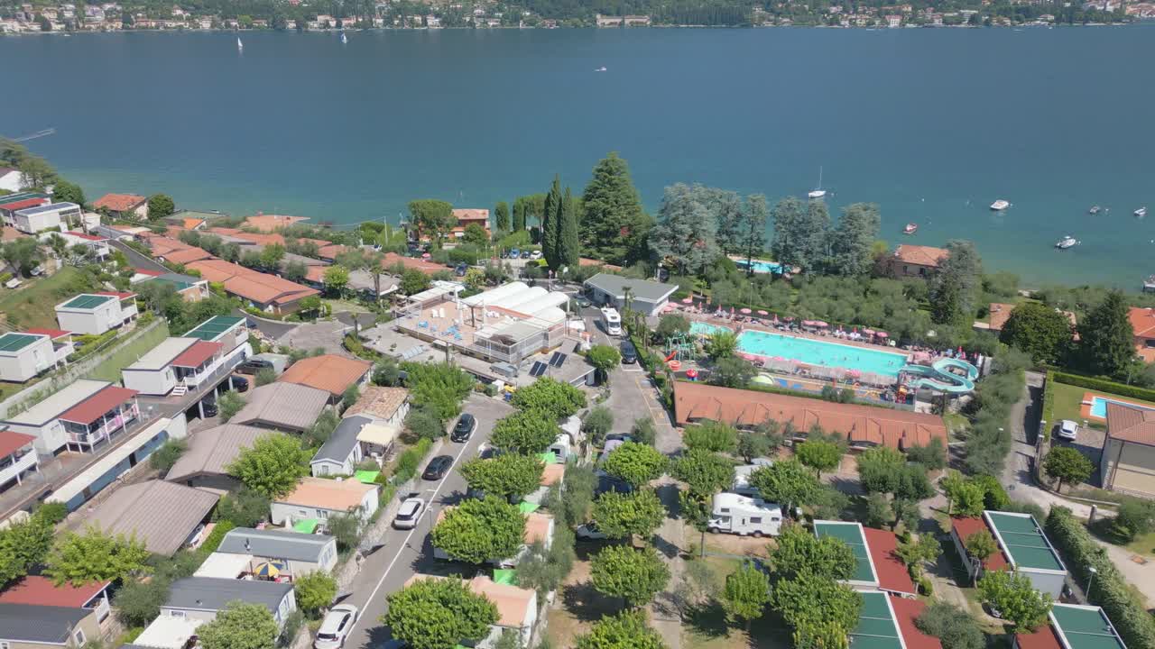 드론은 이탈리아 북부의 포르테세와 브레시아를 가다 호수와 함께 촬영했습니다.