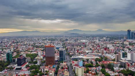 dron de la ciudad disparó con un cielo nublado y 2 volcanes en el fondo en la ciudad de méxico
