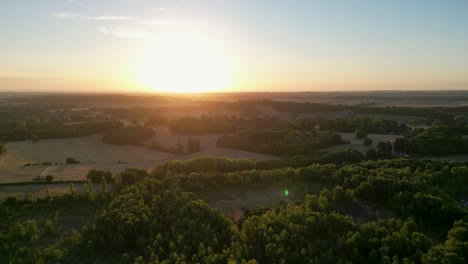 Toma-Aérea-Del-Amanecer-Sobre-La-Hermosa-Campiña-Inglesa