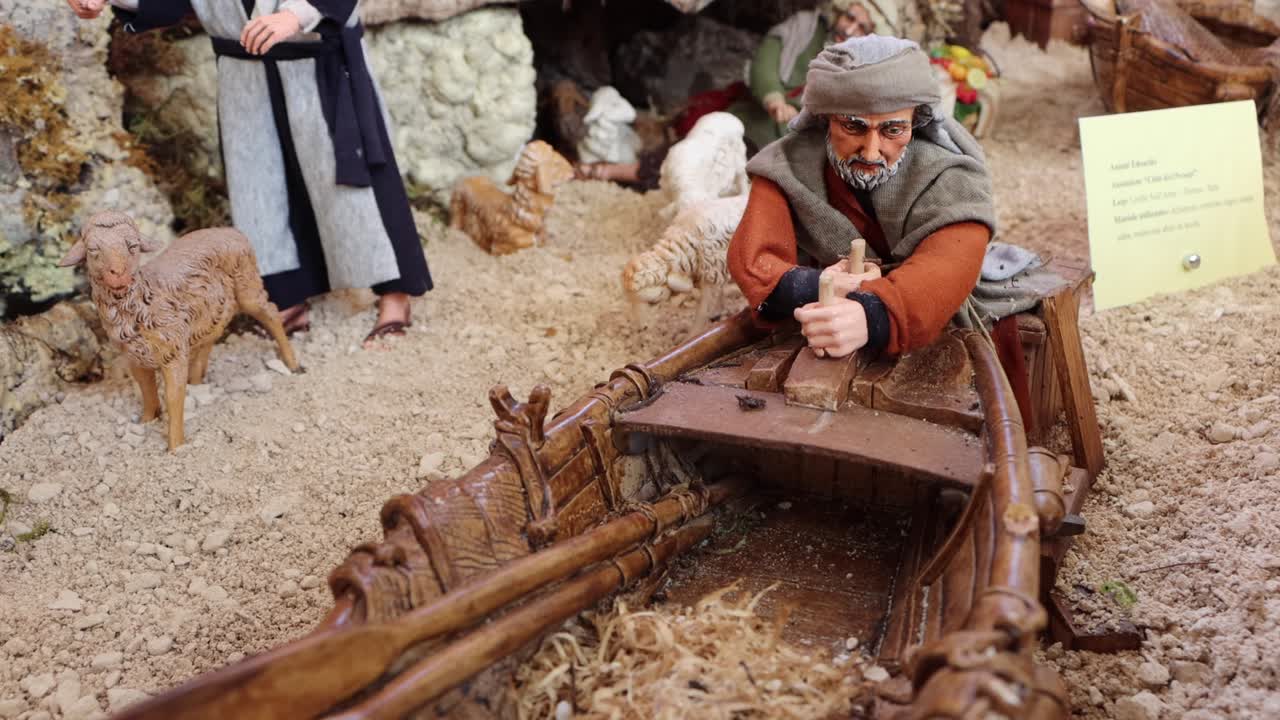una escena de la natividad propuesta por san francisco muestra la escena bíblica del niño jesús con jesús, josé y maría en un pequeño pueblo.