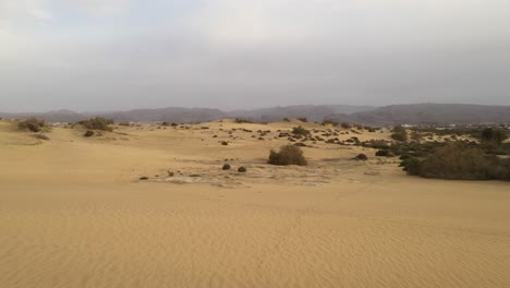 volando cerca del suelo a través del desierto, en gran canaria 4k cinematográfico