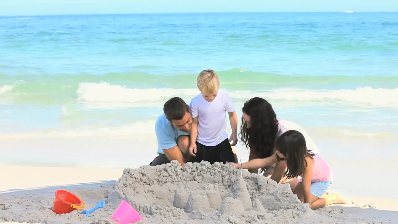 모래 성 을 짓는 즐거운 가족