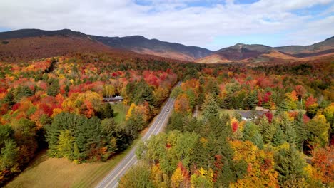 Extracción-Aérea-Colores-Brillantes-De-Otoño-En-Stowe-Vermont