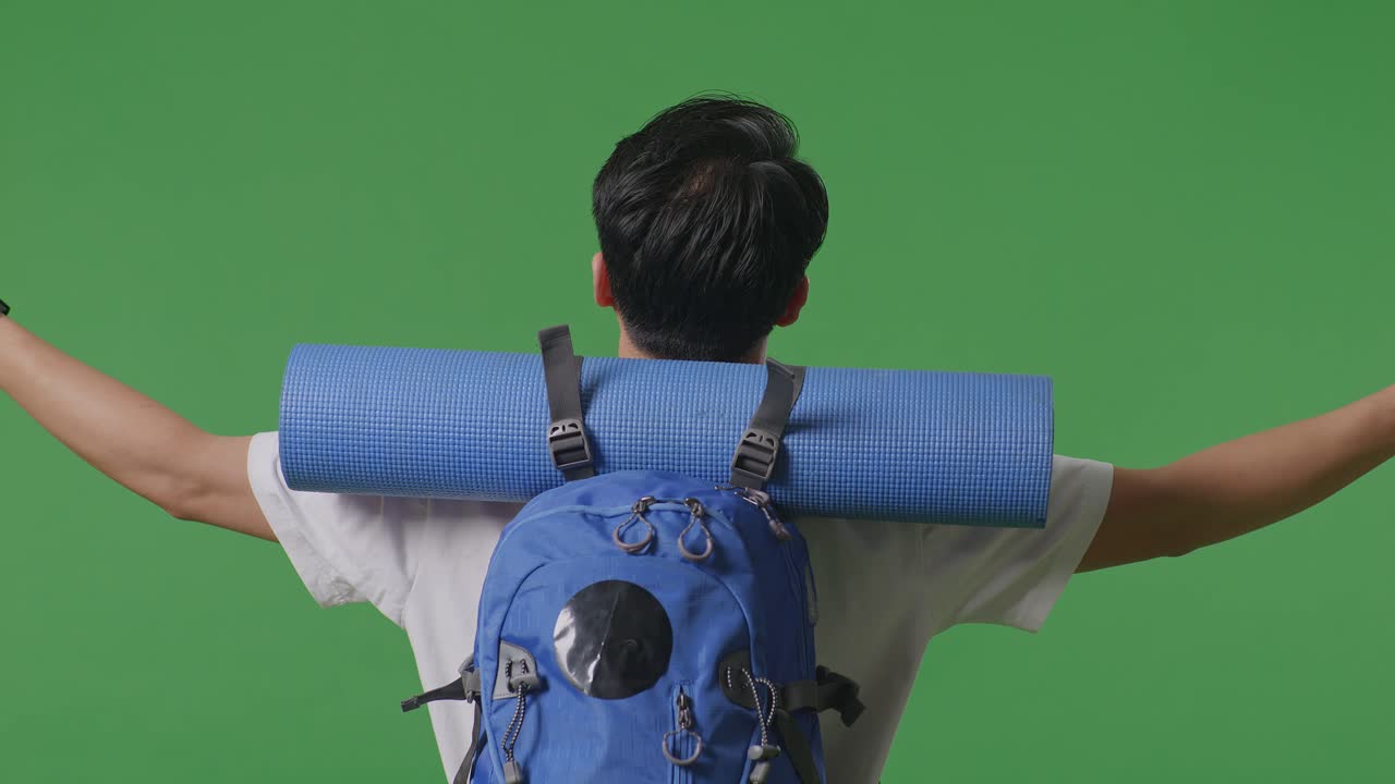 배 과 요가 매트 를 가진 남자