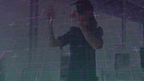 animación de rastros de luz púrpura con hexágonos sobre mujer usando auriculares vr y moviendo sus manos