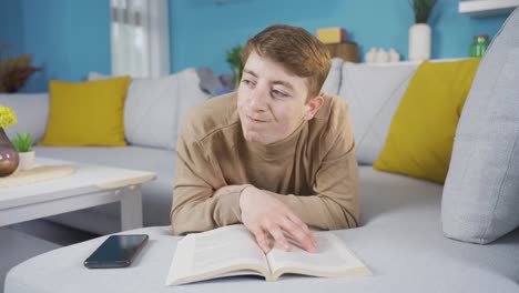 un joven aburrido. se ve obligado a leer un libro.