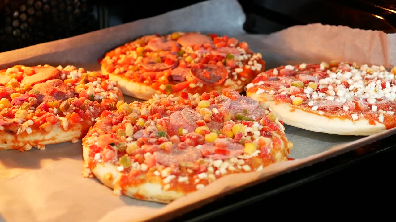 오븐에서 구운 뜨거운 피자, 먹을 준비가 된 구운 피자