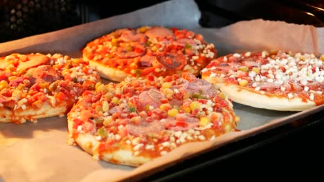 pizza caliente horneada en el horno, pizza horneada lista para comer,