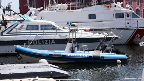 barcos de policía atracados en el puerto de nápoles, italia