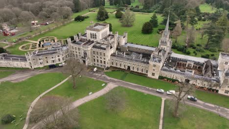 Drohnenaufnahmen-Von-Ashridge-House-Aus-Der-Ferne-Bis-In-Die-Nähe