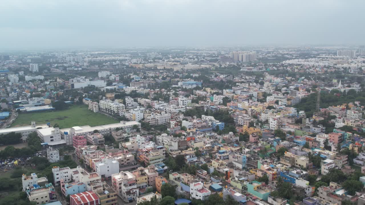 casas residenciales, apartamentos, tierras vacías y parques se pueden ver en un video aéreo de una ciudad del sur de la india