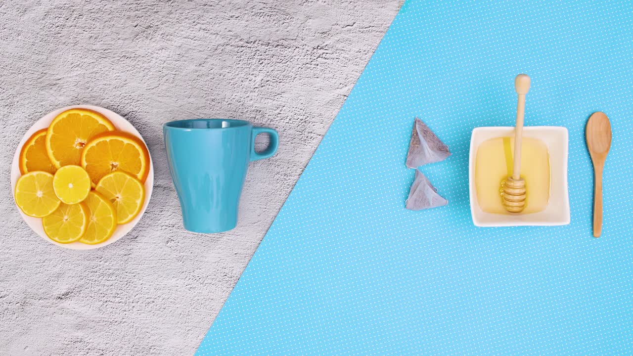 taza azul para el té y hacer suministros de té parpadeando en el tema azul. detener el movimiento