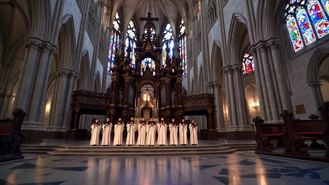 Wide-angle video capturing a choir in a grand cathedral, highlighting Gothic architecture