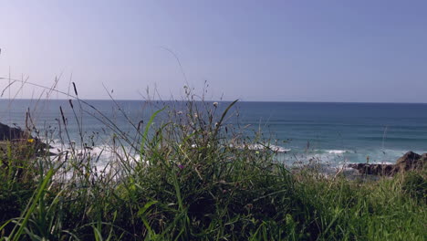 un día soleado en la costa con olas blancas