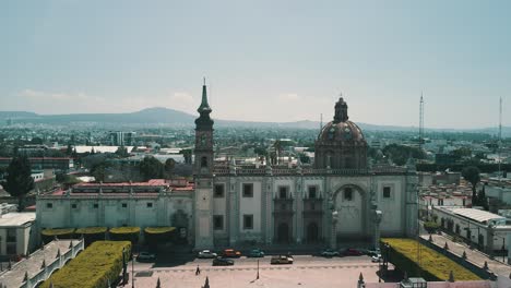 vista frontal de la iglesia en querétaro méxico.