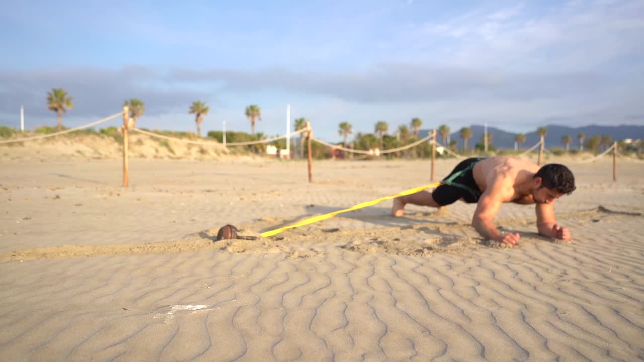 복부에 저항을 가진 코어를 작업하는 운동선수