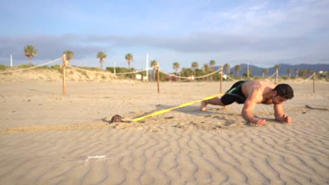 atleta trabajando el núcleo con resistencia en el abdomen