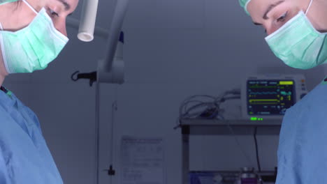 mujeres que realizan una cirugía en el hospital juntas