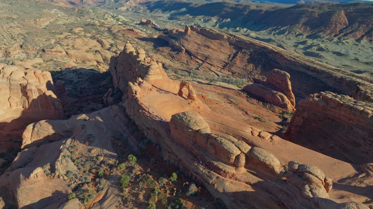 Vista aerea di formazioni rocciose nel Parco Nazionale degli Arches, Utah, USA - ripresa con drone.