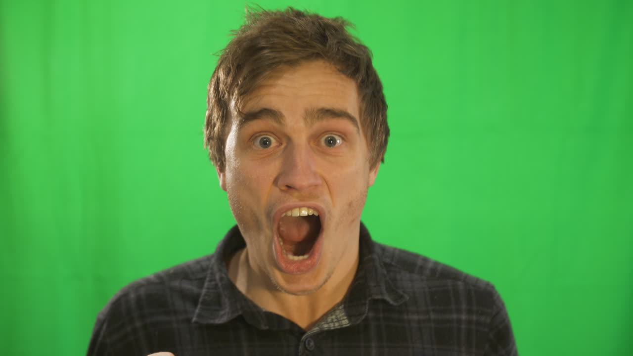 "el talento mira hacia arriba" expresión de hombre extasiado - plano medio - clave de choma - hombre adulto joven