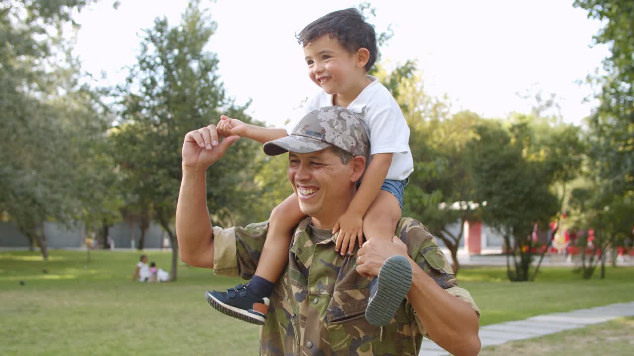 공원에서 아빠의 어깨를 타고 행복 귀여운 소년