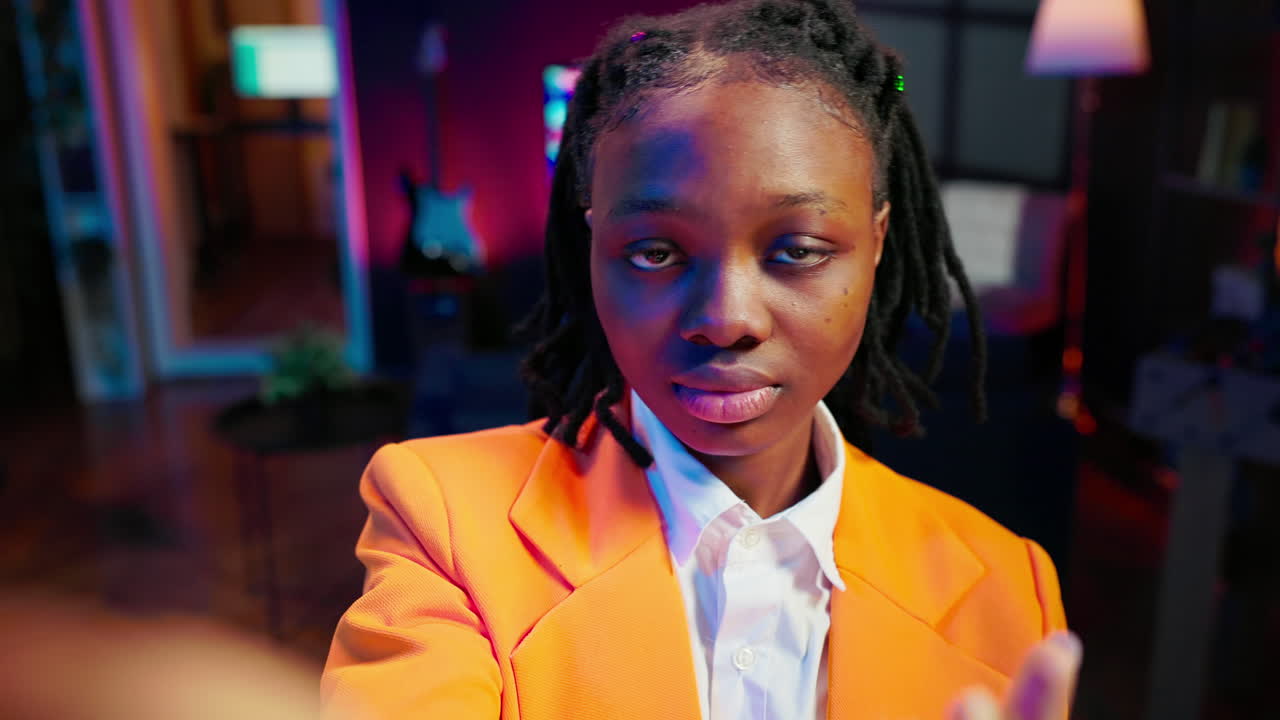 온라인 비디오 통화로 동료들과 토론하는 학생의 pov