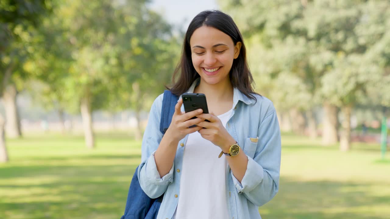 Ragazza indiana felice che invia messaggi a qualcuno