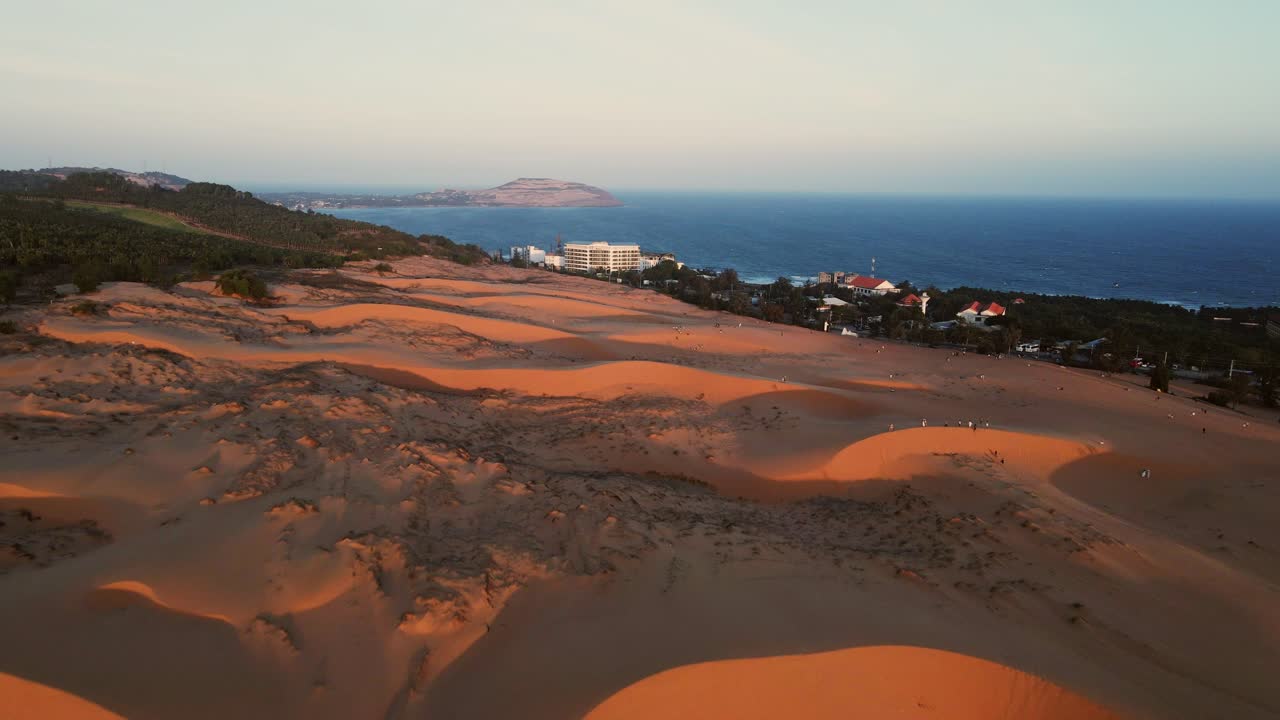los turistas exploran las dunas de arena roja de mui ne en vietnam