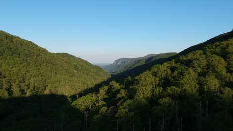 Empuje-Lento-En-Disparo-De-Drones-En-Las-Montañas