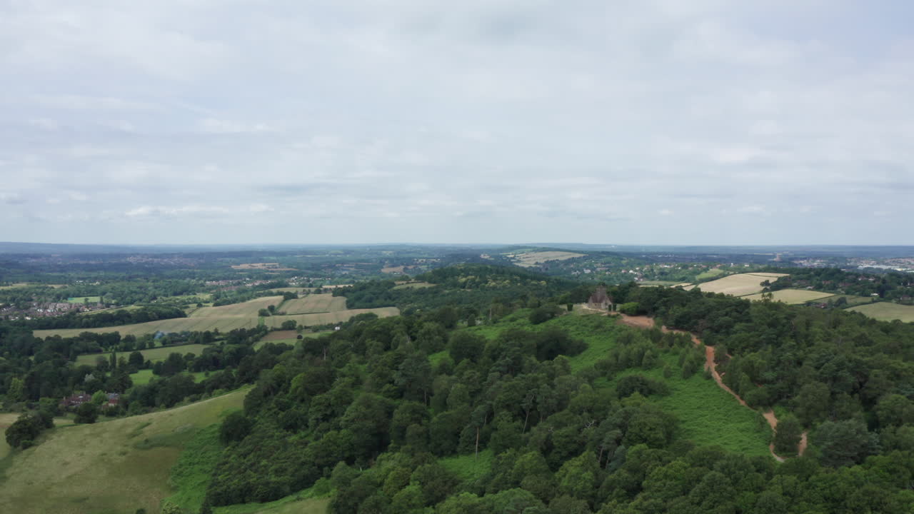 Vista aerea della campagna inglese, in primo piano c'è una chiesa circondata da boschi