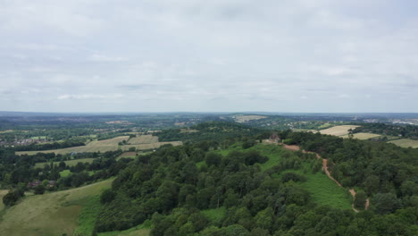 vista aérea de la campiña inglesa en primer plano hay una iglesia rodeada de bosques