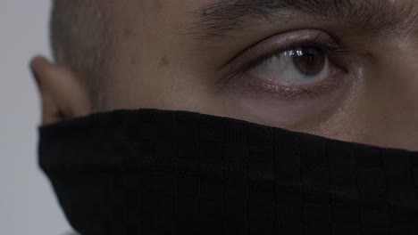 vista del ojo derecho del adulto masculino asiático del reino unido junto con pasamontañas