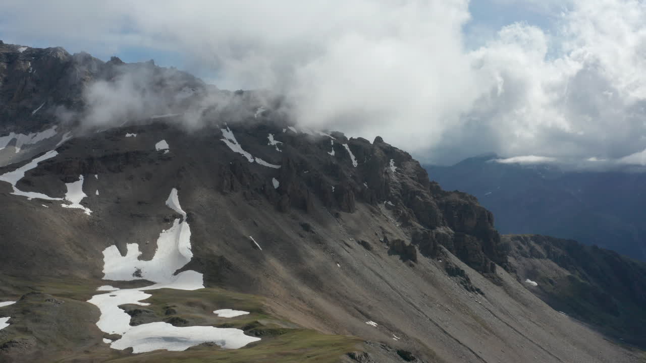 antena de la impresionante cima de la montaña rocosa
