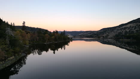 Langsamer-Flug-über-Den-See-In-Den-Bergen