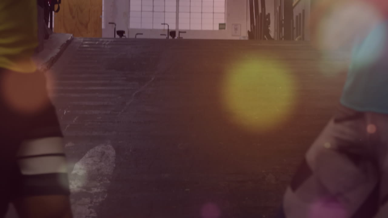 анимация линзных вспышек над кавказским мужчиной и женщиной, идущими и бегущими по склону в тренажерном зале.