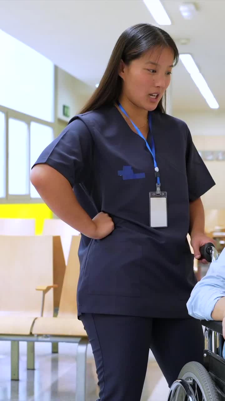 enfermera que ayuda al paciente en silla de ruedas