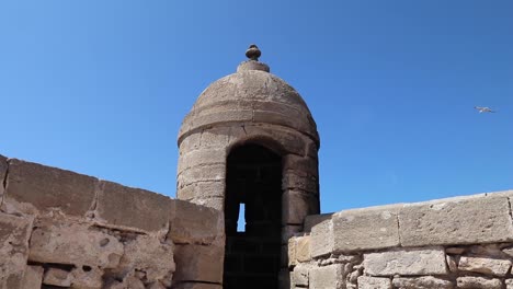 El-Edificio-Sqala-En-Essaouira,-Marruecos,-Es-Una-Estructura-Histórica-Con-Forma-Cuadrada,-Gruesos-Muros-De-Piedra-Y-Elementos-Decorativos