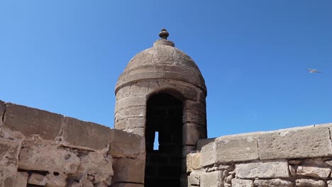 el edificio sqala en essaouira, marruecos, es una estructura histórica con forma cuadrada, gruesos muros de piedra y elementos decorativos