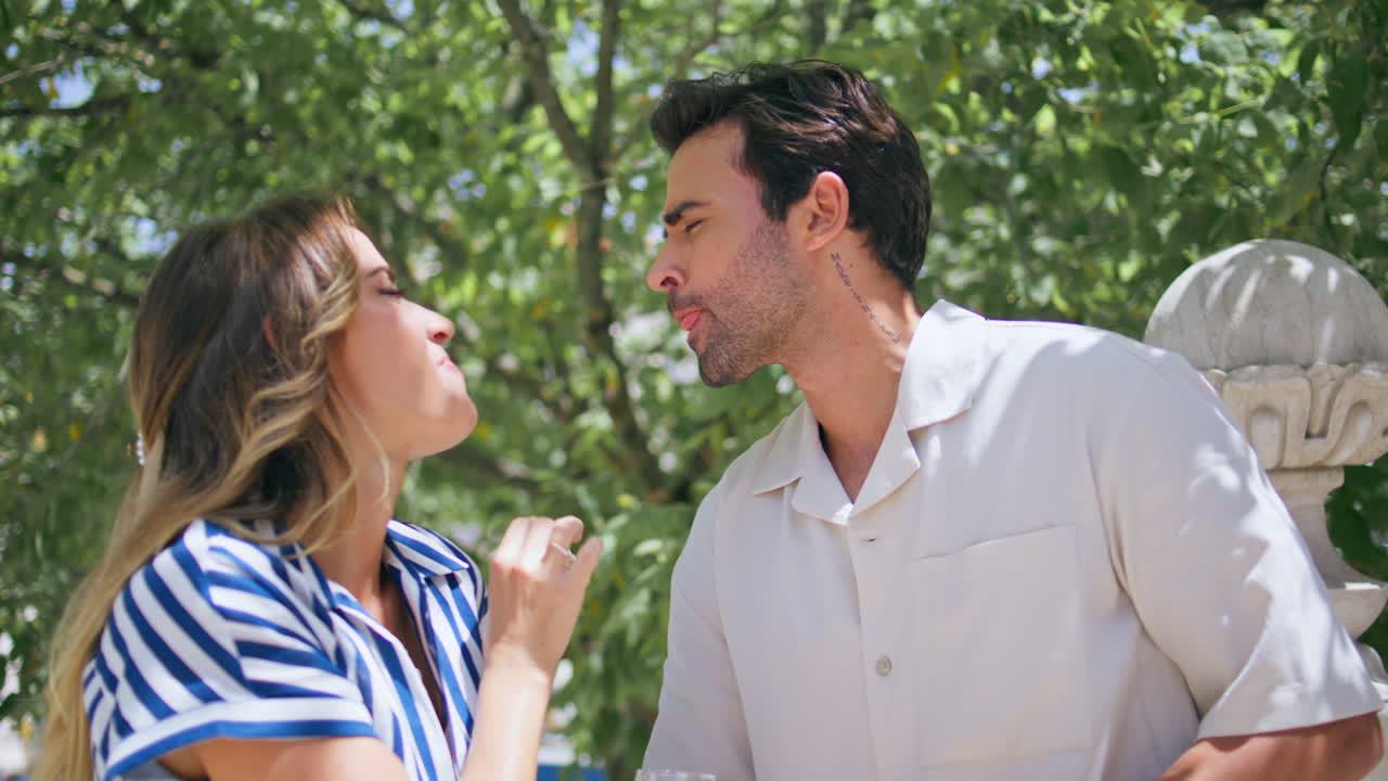 사랑에 빠진 연인들은 음식을 맛보며 빛 테라스 근접. 여성이 남자에게 먹이를 주고 있다.