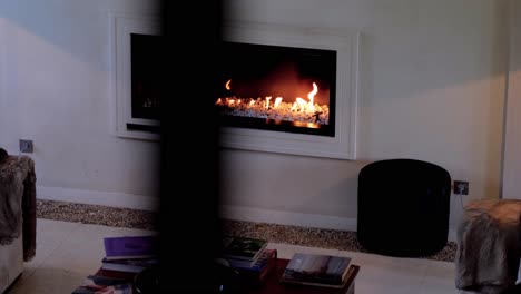 Chimenea-Caliente-Con-Piedras-Que-Calientan-La-Vista-Interior-Del-Salón.