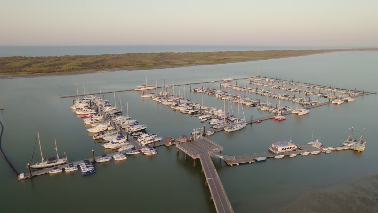 marina al amanecer durante la marea baja